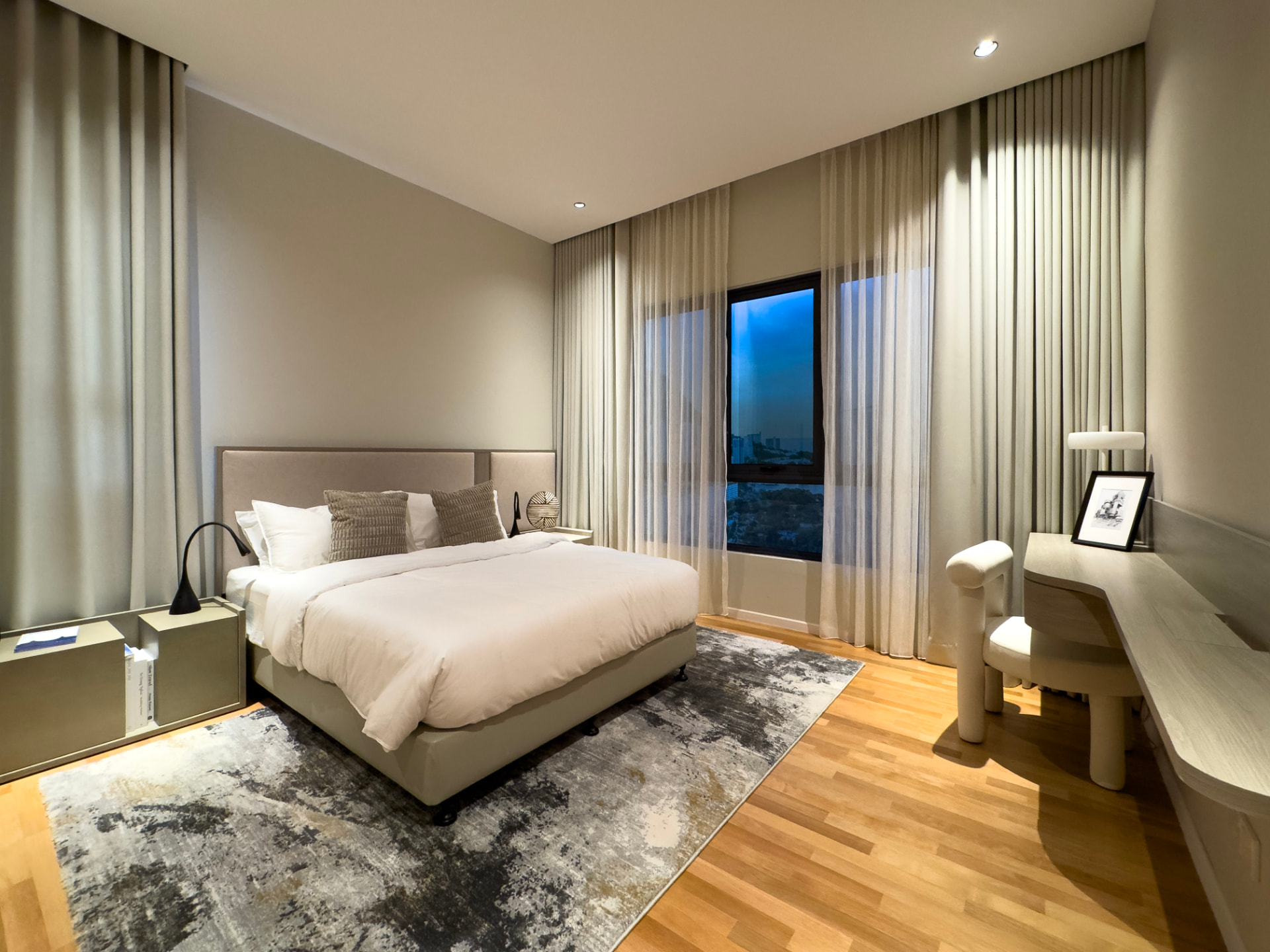 Waterstone showroom bedroom with corner window
